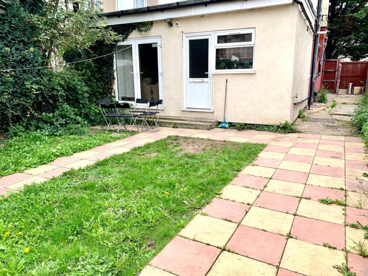 4 Bedrooms, 3 Baths, Full Kitchen&lounge, Garden, Free Parking *