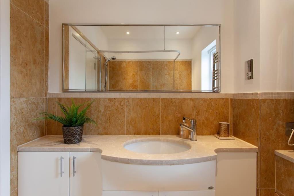 Cg1 - 2 Bedroom Apt, Kensington Garden Square View Apartment