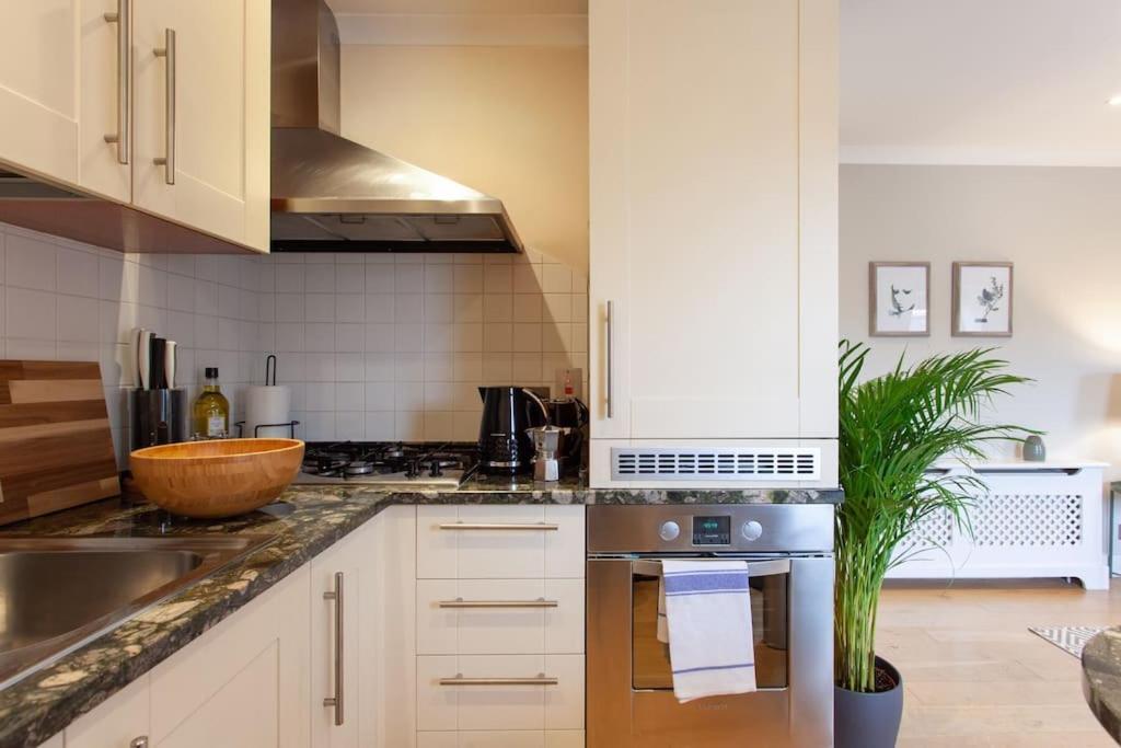 Apartment Cg1 - 2 Bedroom Apt, Kensington Garden Square View London