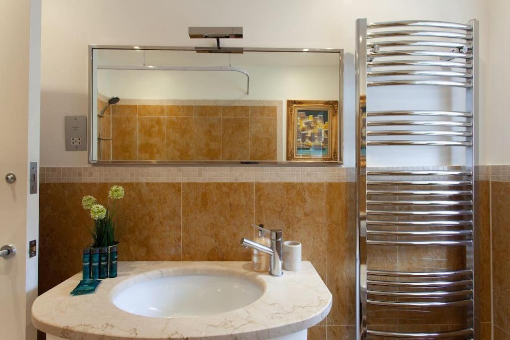 Cg1 - 2 Bedroom Apt, Kensington Garden Square View Apartment London