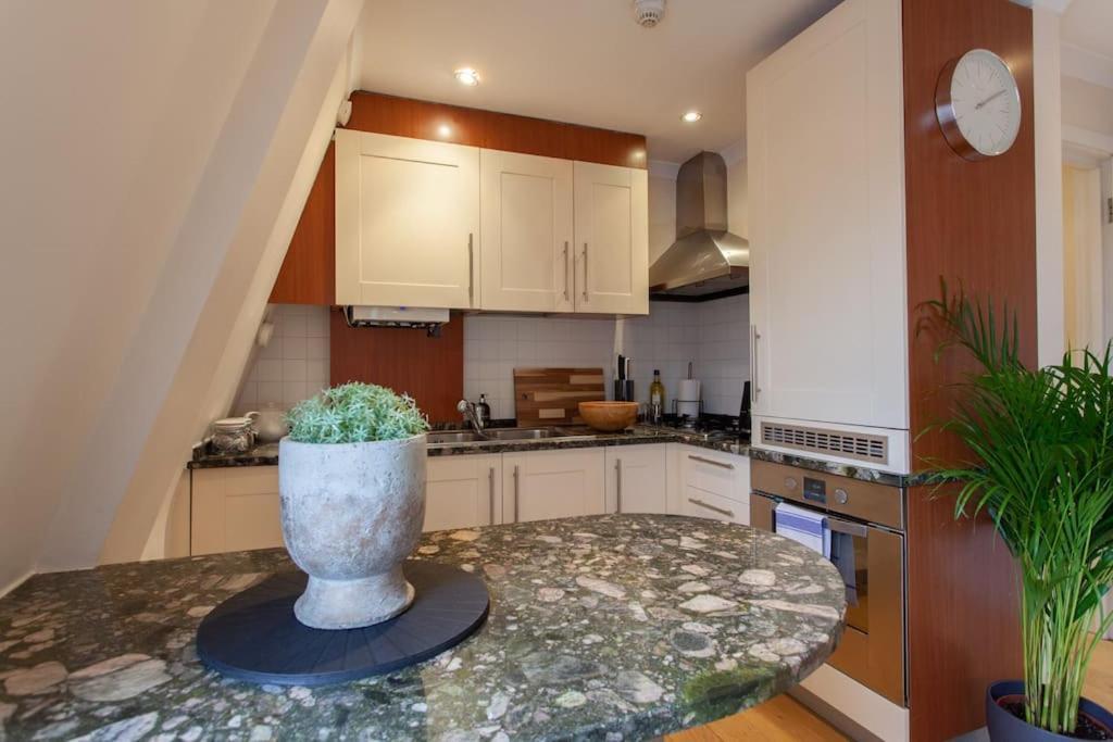 Cg1 - 2 Bedroom Apt, Kensington Garden Square View Apartment *