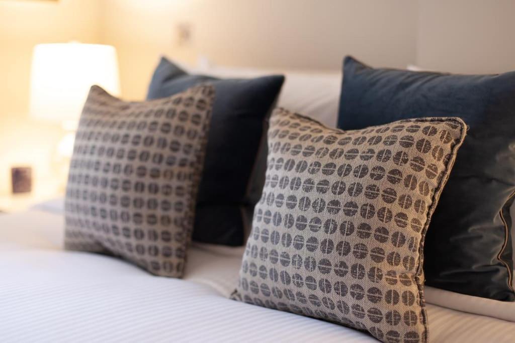 Cg1 - 2 Bedroom Apt, Kensington Garden Square View *