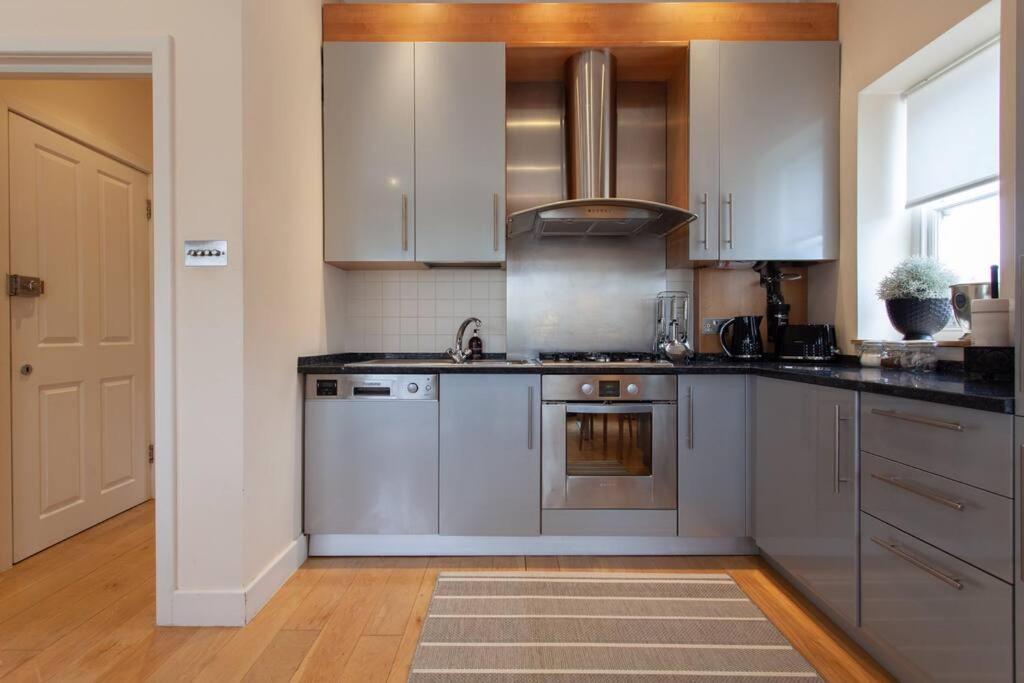 Cg1 - 2 Bedroom Apt, Kensington Garden Square View Apartment London
