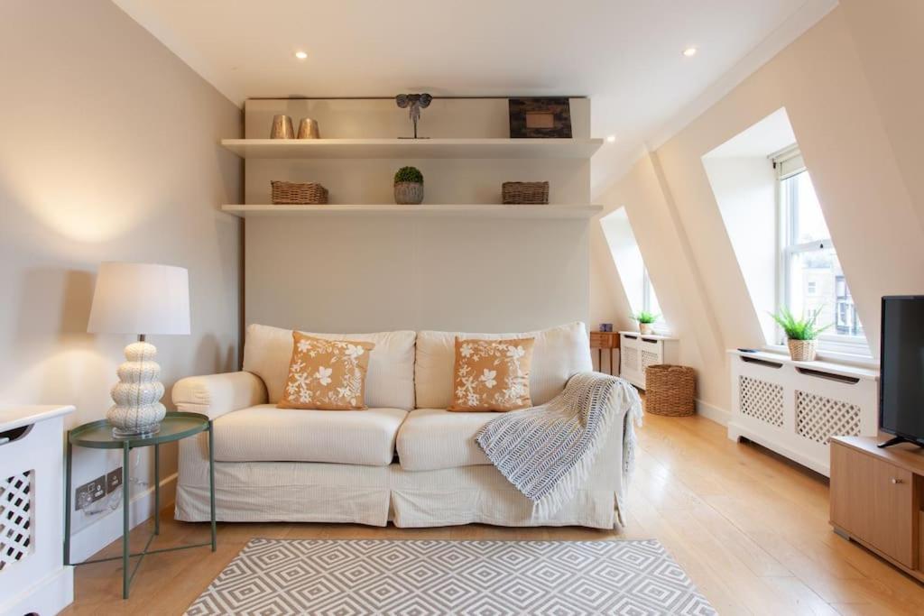 Apartment Cg1 - 2 Bedroom Apt, Kensington Garden Square View *