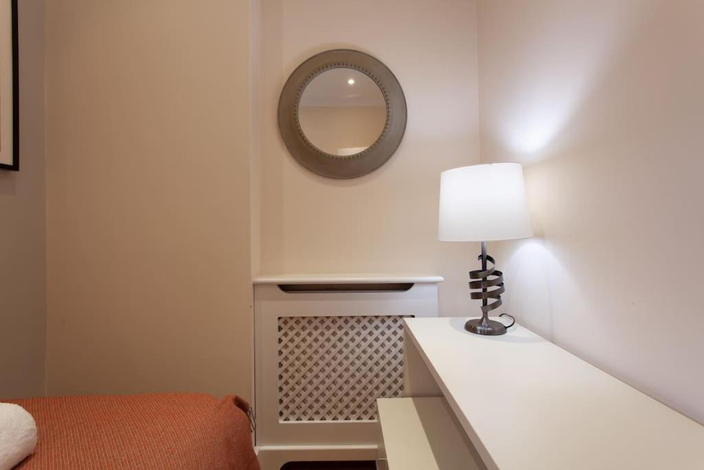 Cg1 - 2 Bedroom Apt, Kensington Garden Square View Apartment *