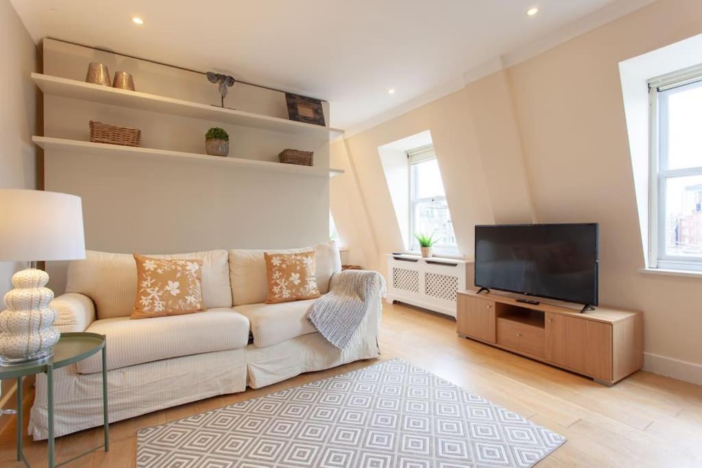 Cg1 - 2 Bedroom Apt, Kensington Garden Square View Apartment *