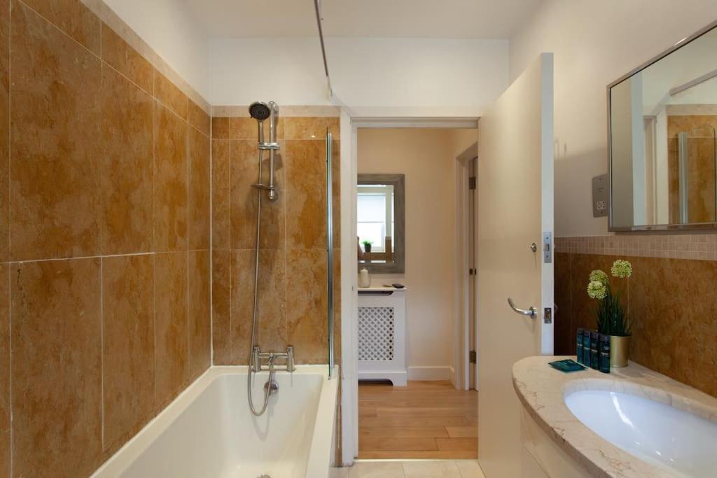 Cg1 - 2 Bedroom Apt, Kensington Garden Square View Apartment
