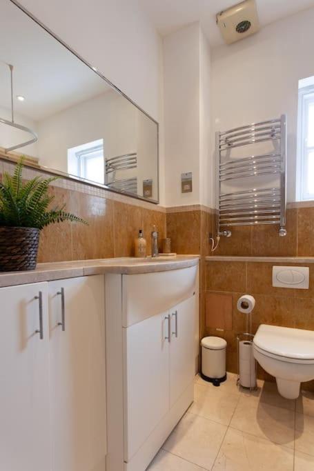 Cg1 - 2 Bedroom Apt, Kensington Garden Square View Apartment