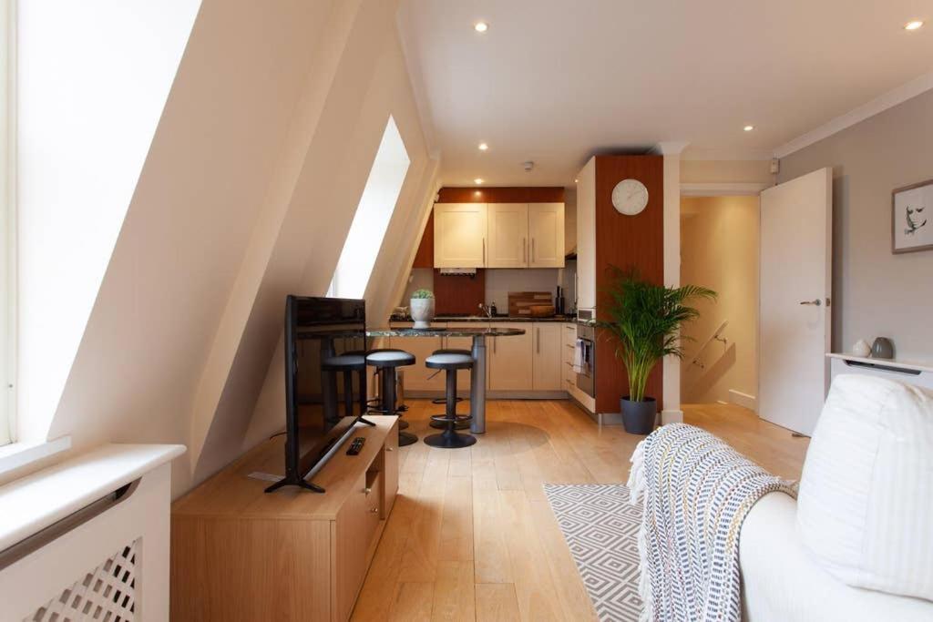 Apartment Cg1 - 2 Bedroom Apt, Kensington Garden Square View London