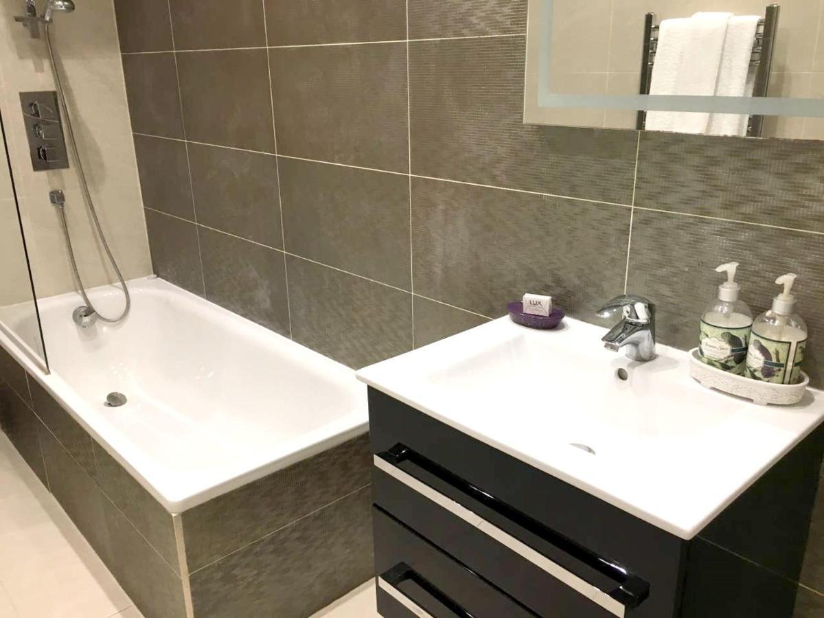 2 Bedrooms With View Balcony And Wifi At Greater * London