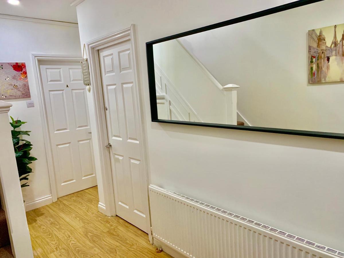 4 Bedrooms, 3 Baths, Full Kitchen&lounge, Garden, Free Parking Londen