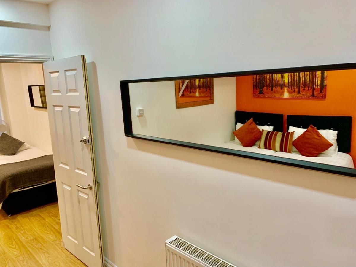 4 Bedrooms, 3 Baths, Full Kitchen&lounge, Garden, Free Parking *