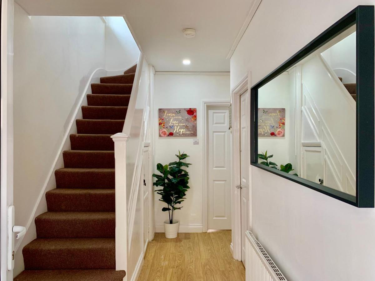 Appartement 4 Bedrooms, 3 Baths, Full Kitchen&lounge, Garden, Free Parking *