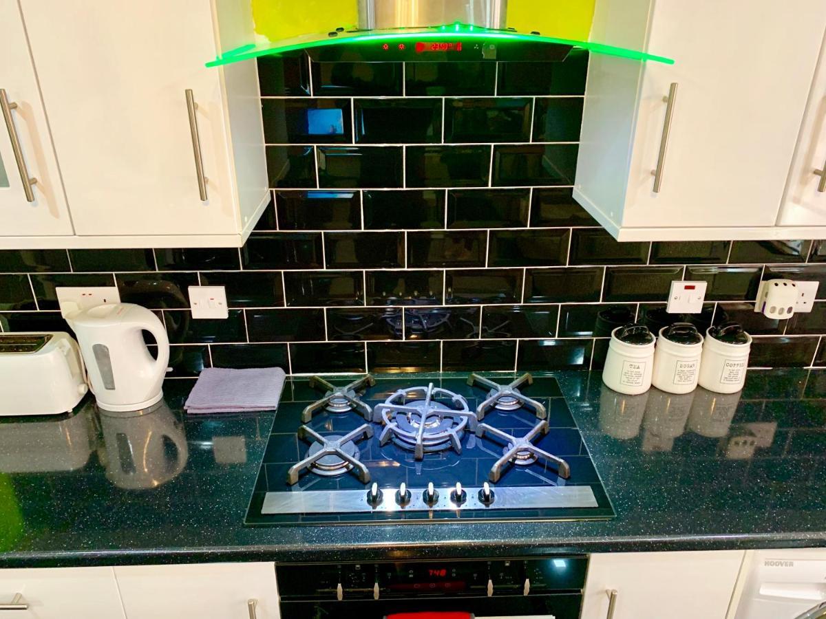 Apartment 4 Bedrooms, 3 Baths, Full Kitchen And Lounge, Garden, Free Parking *