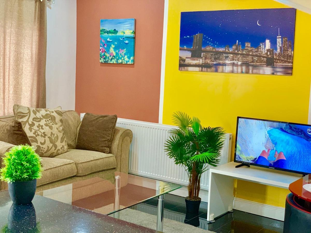 Appartement 4 Bedrooms, 3 Baths, Full Kitchen&lounge, Garden, Free Parking Londen