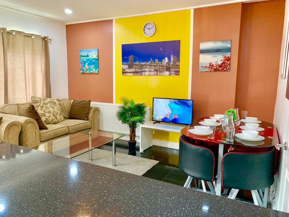 Appartement 4 Bedrooms, 3 Baths, Full Kitchen&lounge, Garden, Free Parking *