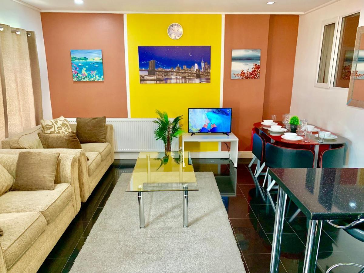 4 Bedrooms, 3 Baths, Full Kitchen&lounge, Garden, Free Parking *