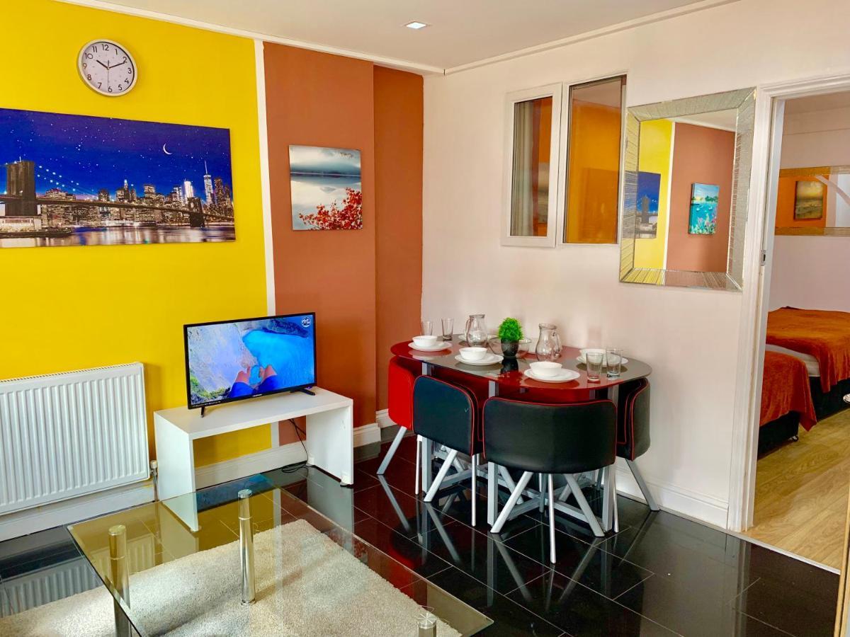 4 Bedrooms, 3 Baths, Full Kitchen&lounge, Garden, Free Parking * Londen