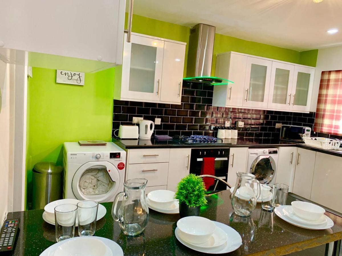 4 Bedrooms, 3 Baths, Full Kitchen&lounge, Garden, Free Parking Appartement