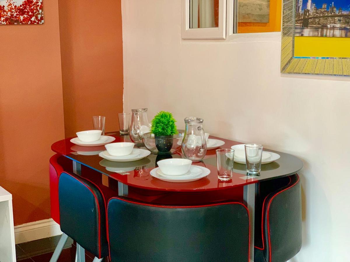 4 Bedrooms, 3 Baths, Full Kitchen&lounge, Garden, Free Parking Appartement