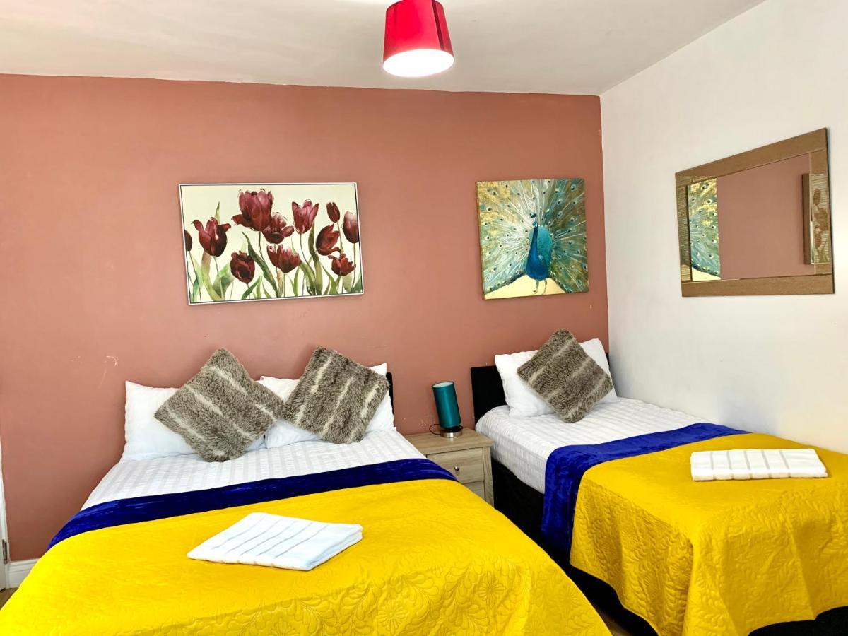 4 Bedrooms, 3 Baths, Full Kitchen&lounge, Garden, Free Parking Appartement