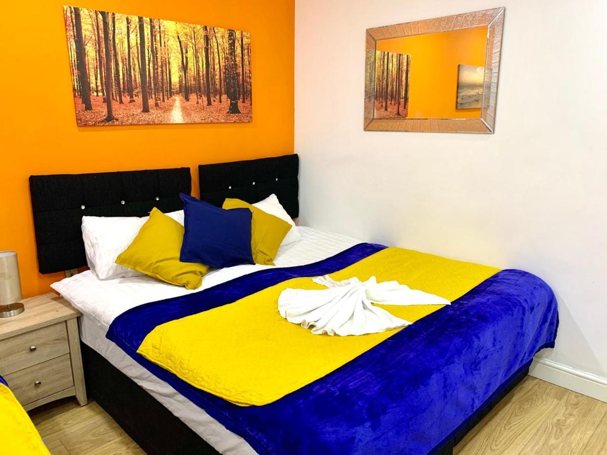 4 Bedrooms, 3 Baths, Full Kitchen&lounge, Garden, Free Parking Londen