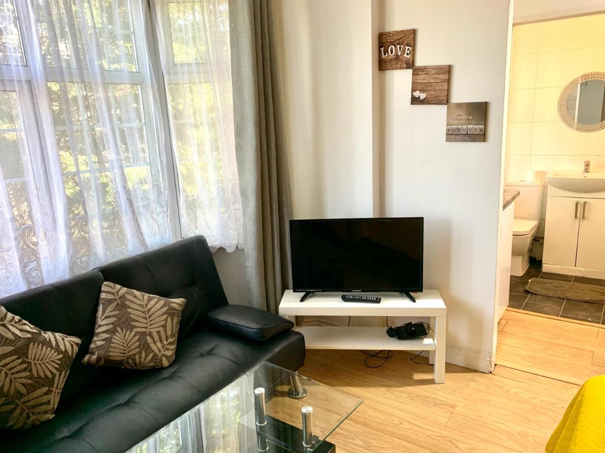4 Bedrooms, 3 Baths, Full Kitchen&lounge, Garden, Free Parking Londen