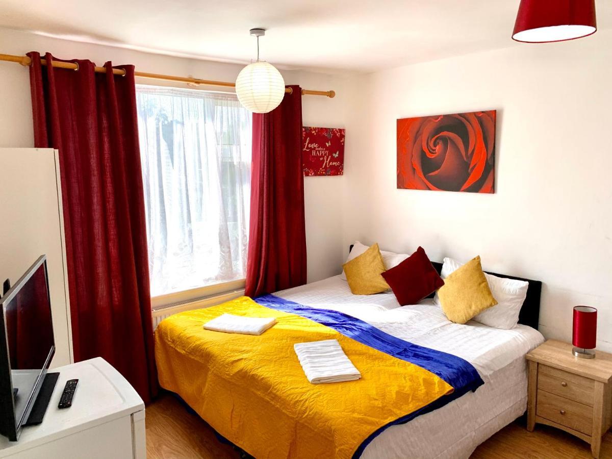4 Bedrooms, 3 Baths, Full Kitchen&lounge, Garden, Free Parking * Londen