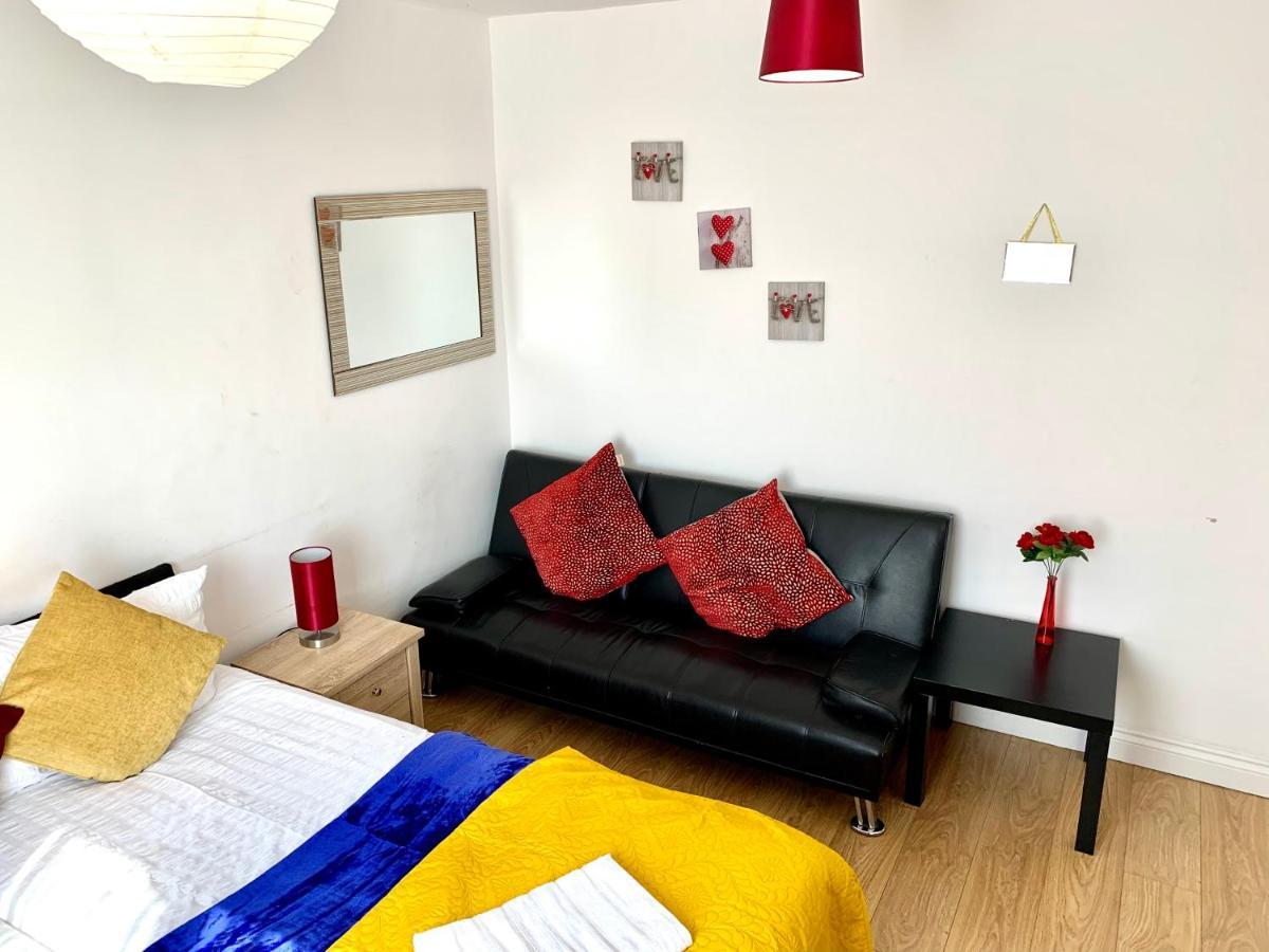 4 Bedrooms, 3 Baths, Full Kitchen&lounge, Garden, Free Parking