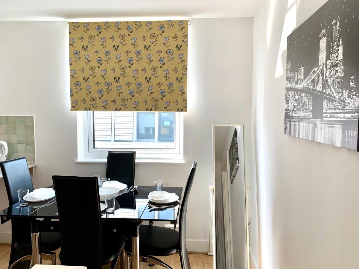 2 Bedrooms, Seperate Recption, Full Kitchen, Free Parking * London