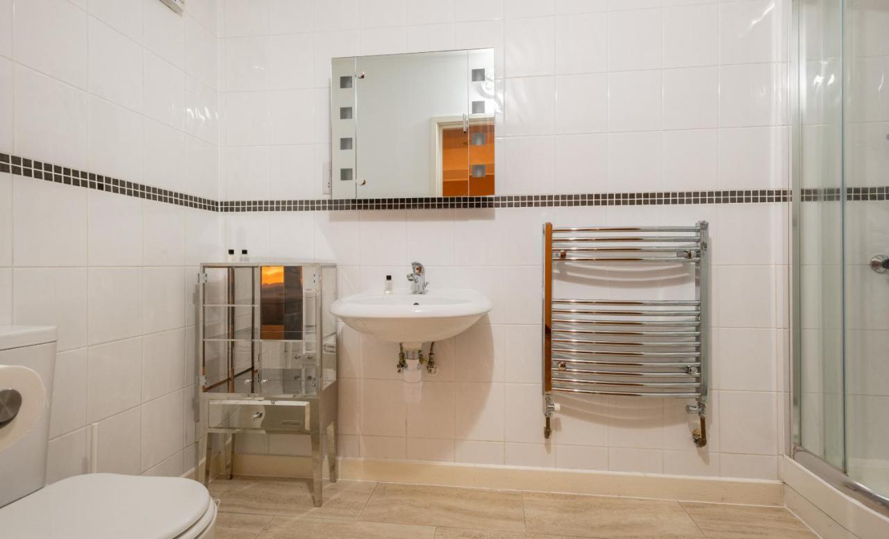 The Southwick Sanctuary - Large 6bdr With Terrace Apartment *