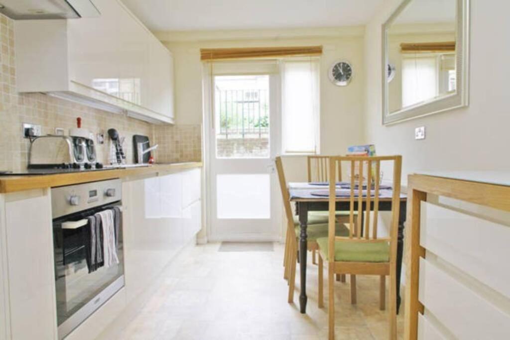 2 Bedroom With Patio - Ideal Location Zone 1 Leilighet *
