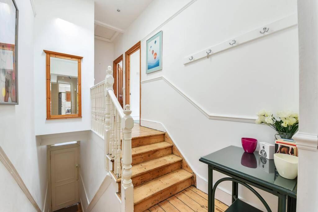 Groves 4 Bedroom, Shepherds Bush * Londen