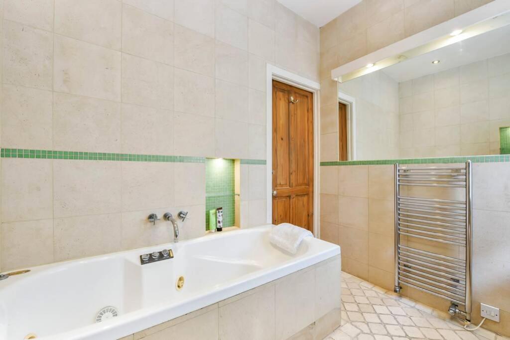 Appartement Groves 4 Bedroom, Shepherds Bush Londen