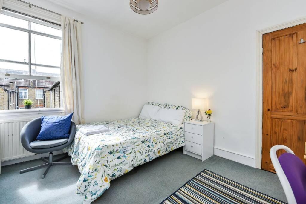 Groves 4 Bedroom, Shepherds Bush Appartement Londen