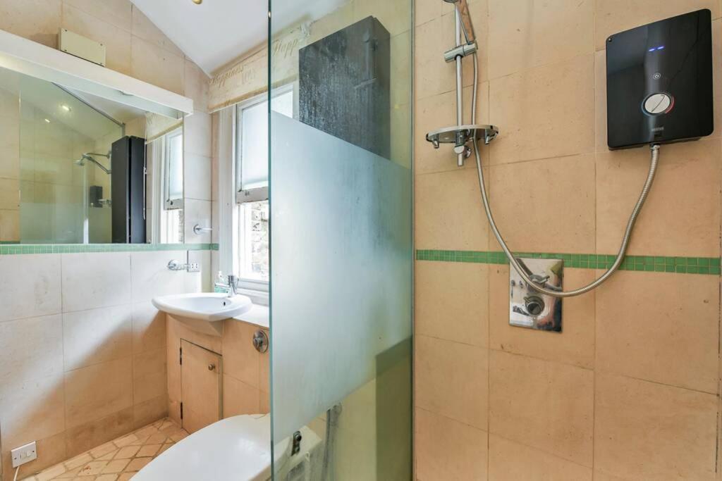 Appartement Groves 4 Bedroom, Shepherds Bush Londen