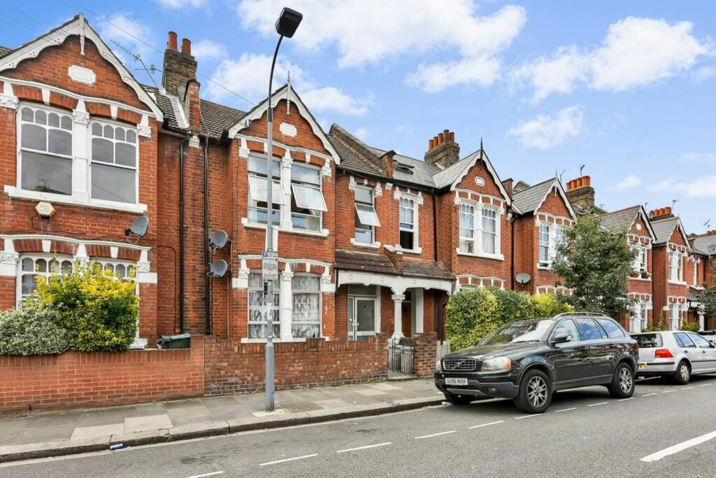 Groves 4 Bedroom, Shepherds Bush Appartement Londen