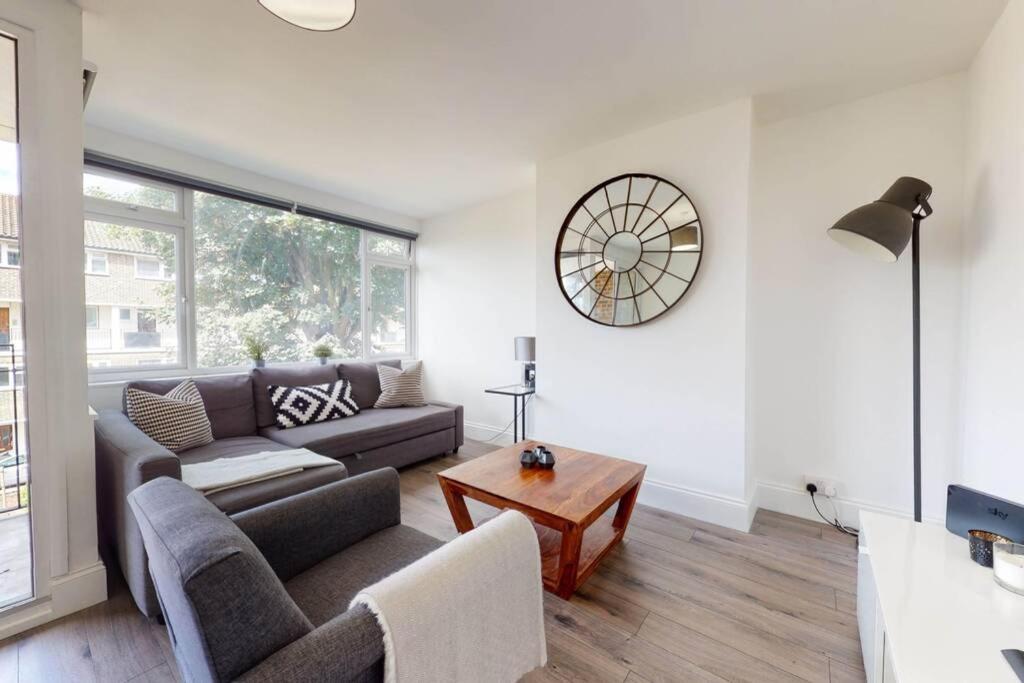 Amazing 3 Bedroom Flat - 4mins To Tube Station Apartment *