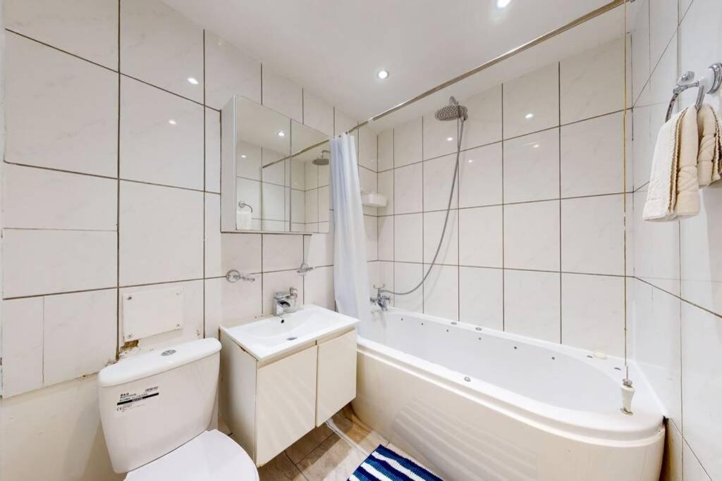 Super 2 Bed House Wprivateparking&privategarden Apartment London