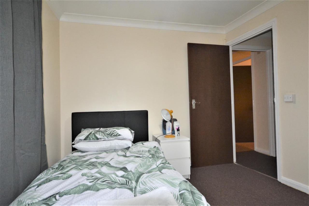 Zone 2 Lovely 4 Bedroom - 3 Trowbridge Road