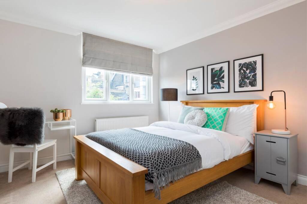 Amazing 4 Bed House Wparking 2min Walk To Station Apartment *