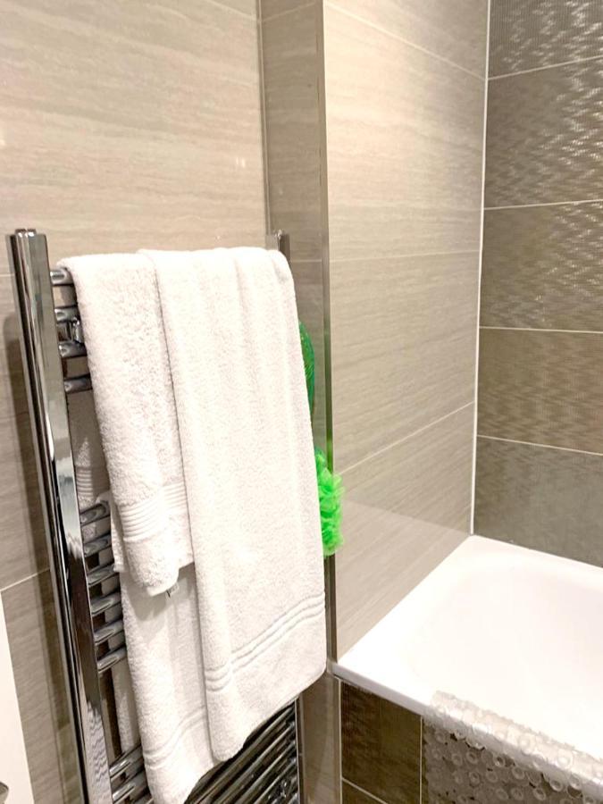 2 Bedrooms With View Balcony And Wifi At Greater London