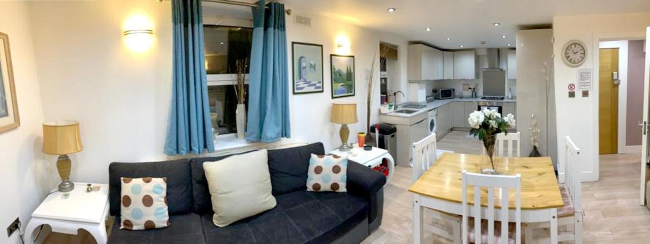 2 Bedrooms With View Balcony And Wifi At Greater Apartment London