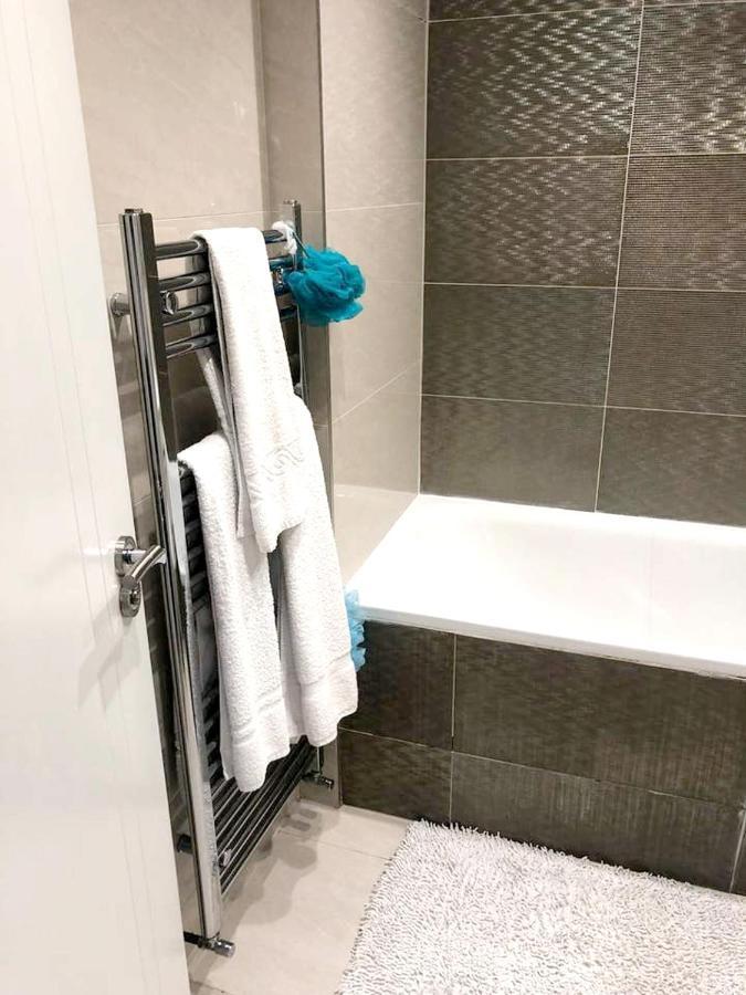 2 Bedrooms With View Balcony And Wifi At Greater Leilighet *