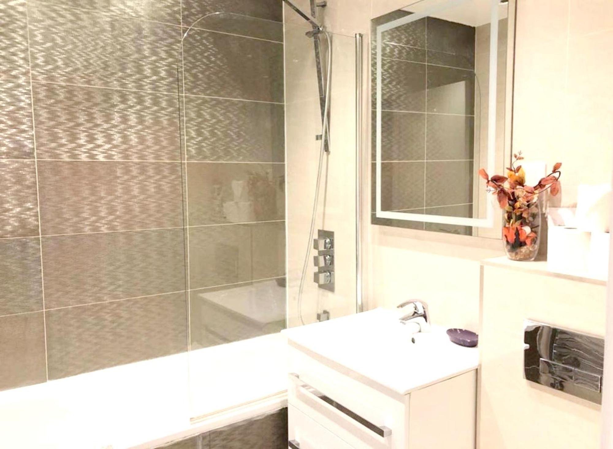 2 Bedrooms With View Balcony And Wifi At Greater * London