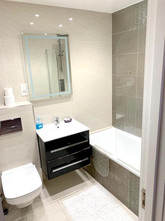 Apartment 2 Bedrooms With View Balcony And Wifi At Greater London