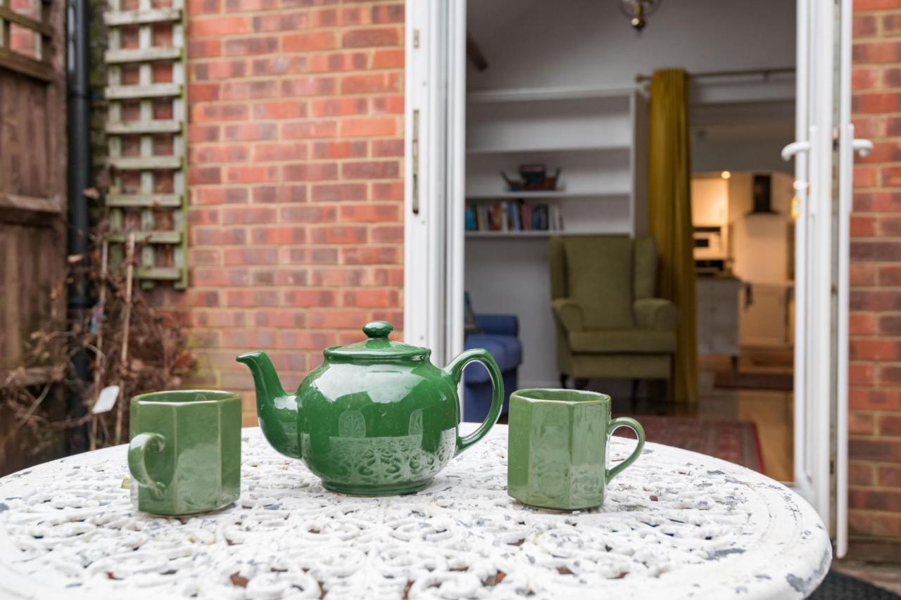Apartment Exclusive In Acton By Underthedoormat
