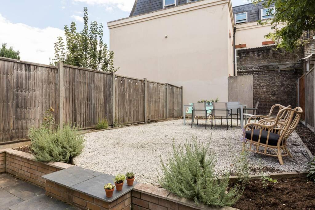 Amazing 4 Bed House Wparking 2min Walk To Station Apartment *