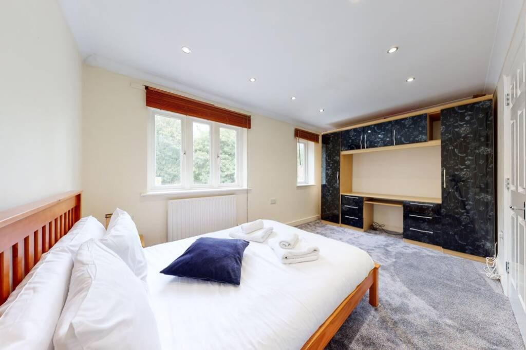 Super 2 Bed House Wprivateparking&privategarden Apartment *