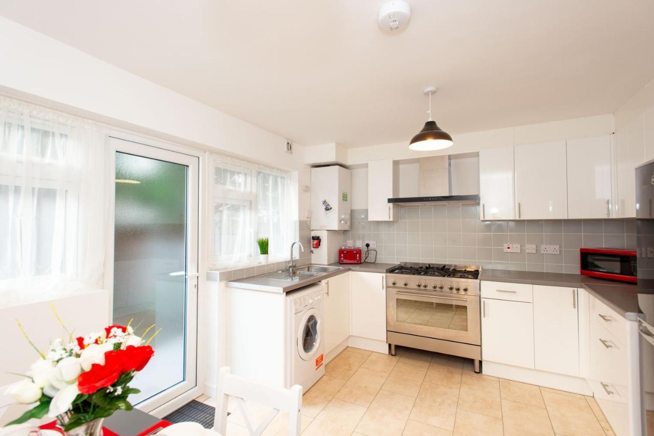 Stunning Four Bedroom House Close To Excel, O2 & With Free Parking Сasa de vacaciones *
